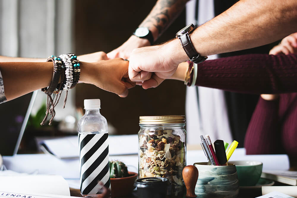 How to Motivate Your Team: Collective and Individual Incentives