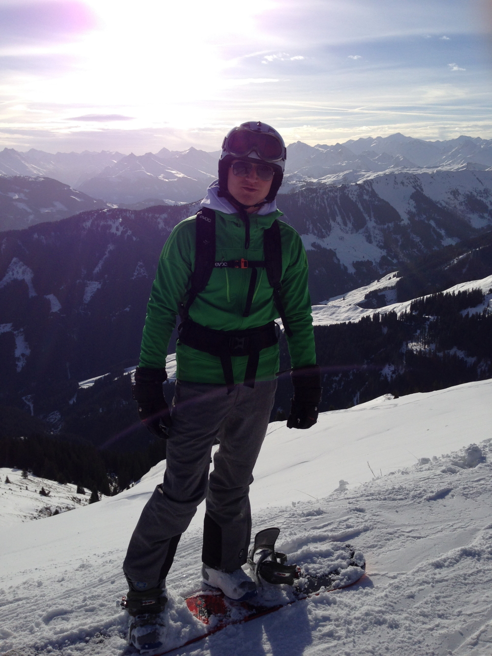 InLoox employee Martin snowboarding